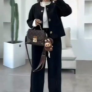 ست کت و شلوار زنانه- جنس مخمل بیسکوییتی رنگ مشکی